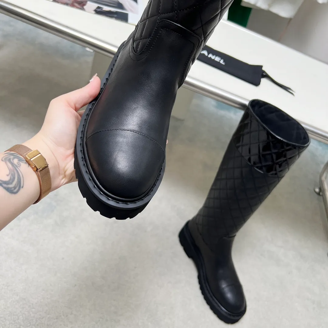 👟👟Ex-factory price 940👟👟 High version of Chanel CHANEL, 🌞🌞🌞Xiaoxiang 2024b autumn and winter counter’s latest short boots, a must-have item for this autumn and winter! ! Ms. Chanel loves simple yet irresistible combinations to show her unique style. Mix and match freely to shine⚡Follow Grandma’s fashion steps! ! ! The top-notch craftsmanship and texture are perfectly presented. No matter any details, you can compare them with the counters. The best quality products can be entered and exited from the counters at will! ! ❶Fabric: Imported cowhide➕Patent leather➕Electric embroidered rhombus ❷Inner lining: Imported sheepskin➕cowhide ❸Foot pads: Imported cowhide lining ❹Outsole: Original molded sole ❺Heel height: 5cm ❻Boot shaft height: 14.5 inches ❼Number: 35-40 (40 and 41 are customized and non-refundable)